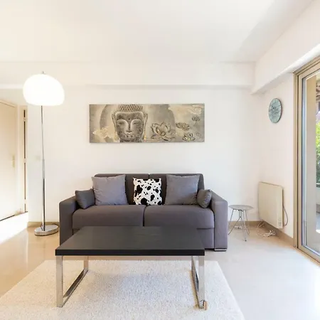 Bright 1-bedroom Appartement: Little Garde In Vieil 昂蒂布